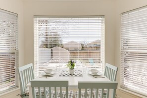 Dining - Family Fun near SixFlags & SeaWorld GameRoom YardGames HotTub 3 KING Beds CLEAN! (San Antonio)