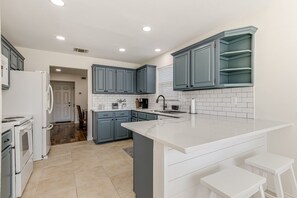 Fridge, microwave, oven, stovetop - Family Fun near SixFlags & SeaWorld GameRoom YardGames HotTub 3 KING Beds CLEAN! (San Antonio)