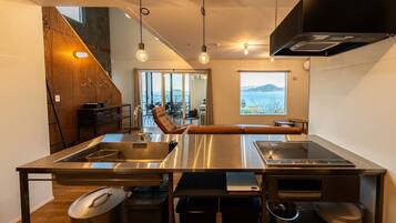 Villa | Eget kjøkken | Kjøleskap, mikrobølgeovn, kokeplater og kjøkkenutstyr