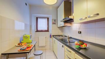 Family Apartment, 3 Bedrooms, Mountainside (Ortensia Blu Lake And Relax) | Private kitchen | Fridge, microwave, stovetop, dishwasher