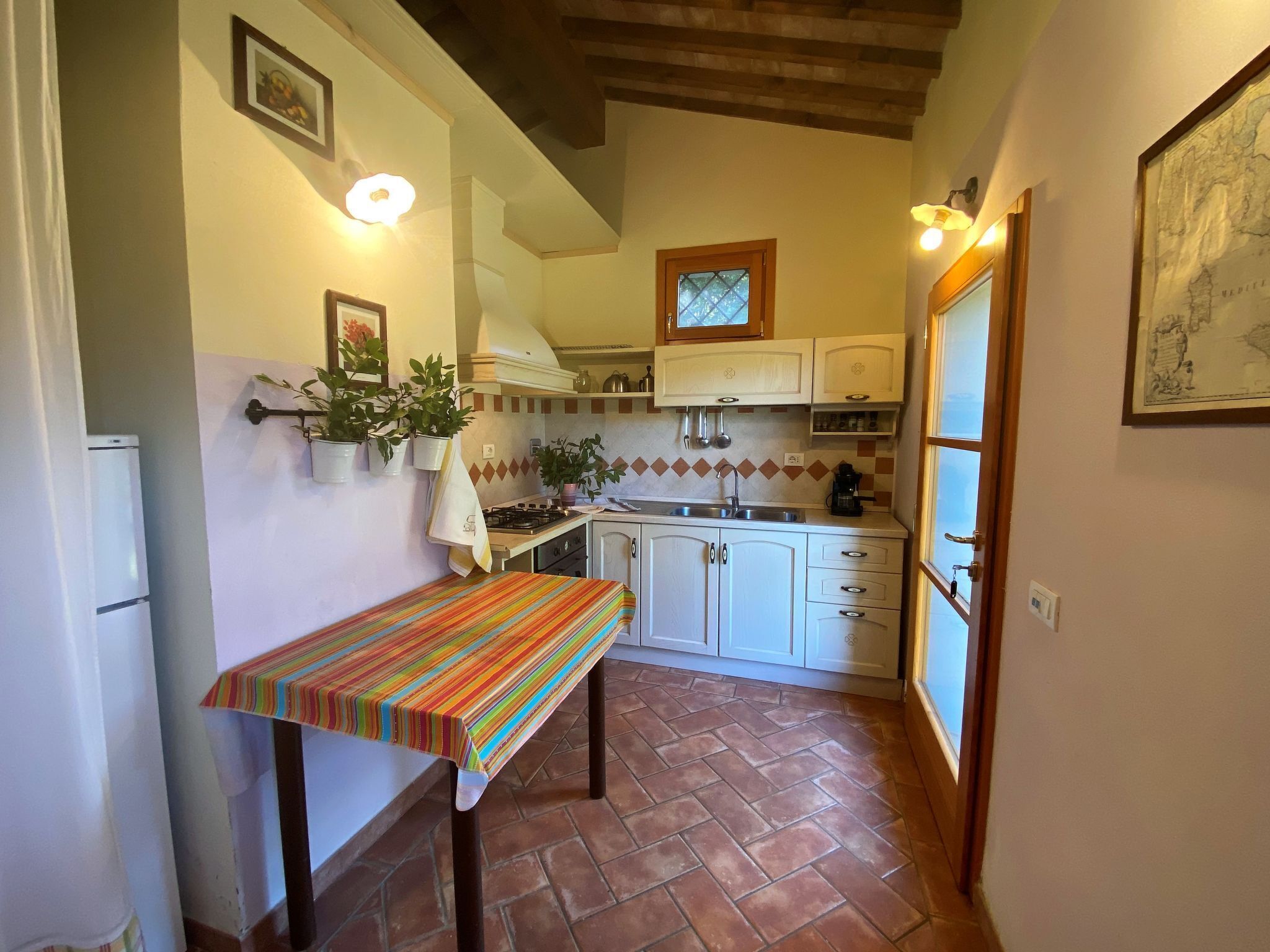 Frigorifero, microonde, forno, pentole/stoviglie/utensili