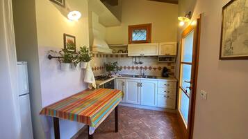 Frigorifero, microonde, forno, pentole/stoviglie/utensili