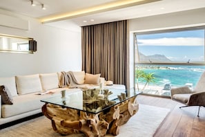 TV, offices - Chic Apartment w Amazing Views Dunmore Luxe (Cape Town)