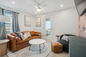 Televisión y oficina 