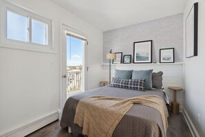 2 bedrooms, iron/ironing board, WiFi, bed sheets - Ocean Views | Private Balcony | NewlyRenovated (Hampton)