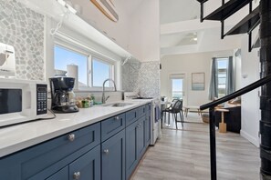 Køleskab, mikrobølgeovn, ovn, kogeplade