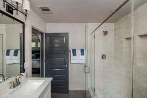 Shower, hair dryer, towels, shampoo - 5BR East Austin Home | Shared Pool & Game Room (Austin)