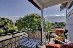 Property grounds - Modern Luxury Home | Shared Pool (Austin)