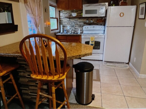 Private kitchen - Private Mother In Law Suite. Cozy One BedRoom With Full Kitchen, & Full Bath. (Columbia)