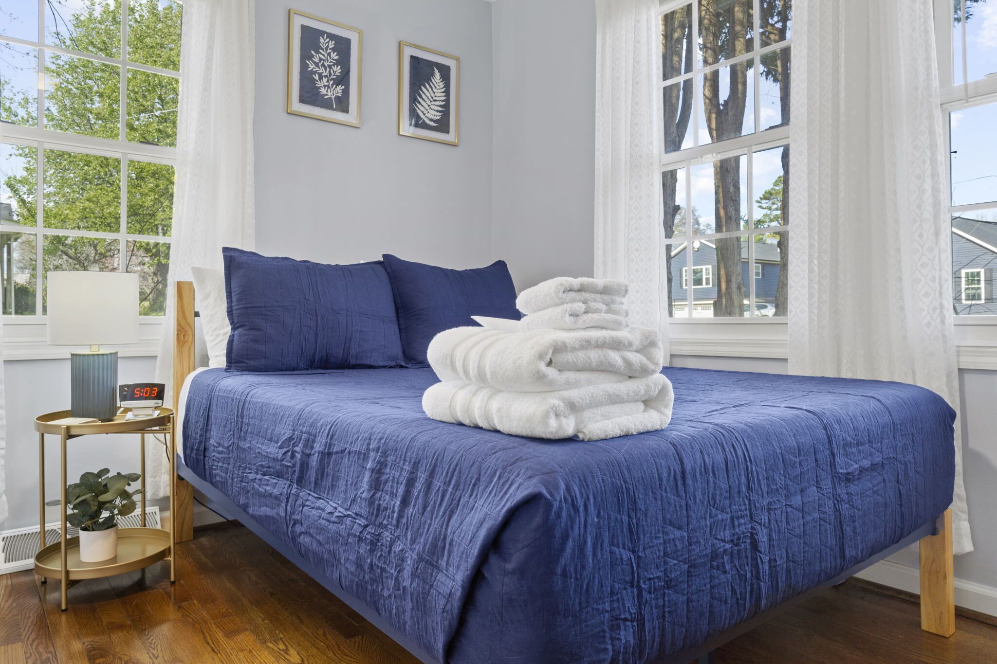 3 habitaciones, escritorio, tabla de planchar con plancha y wifi 