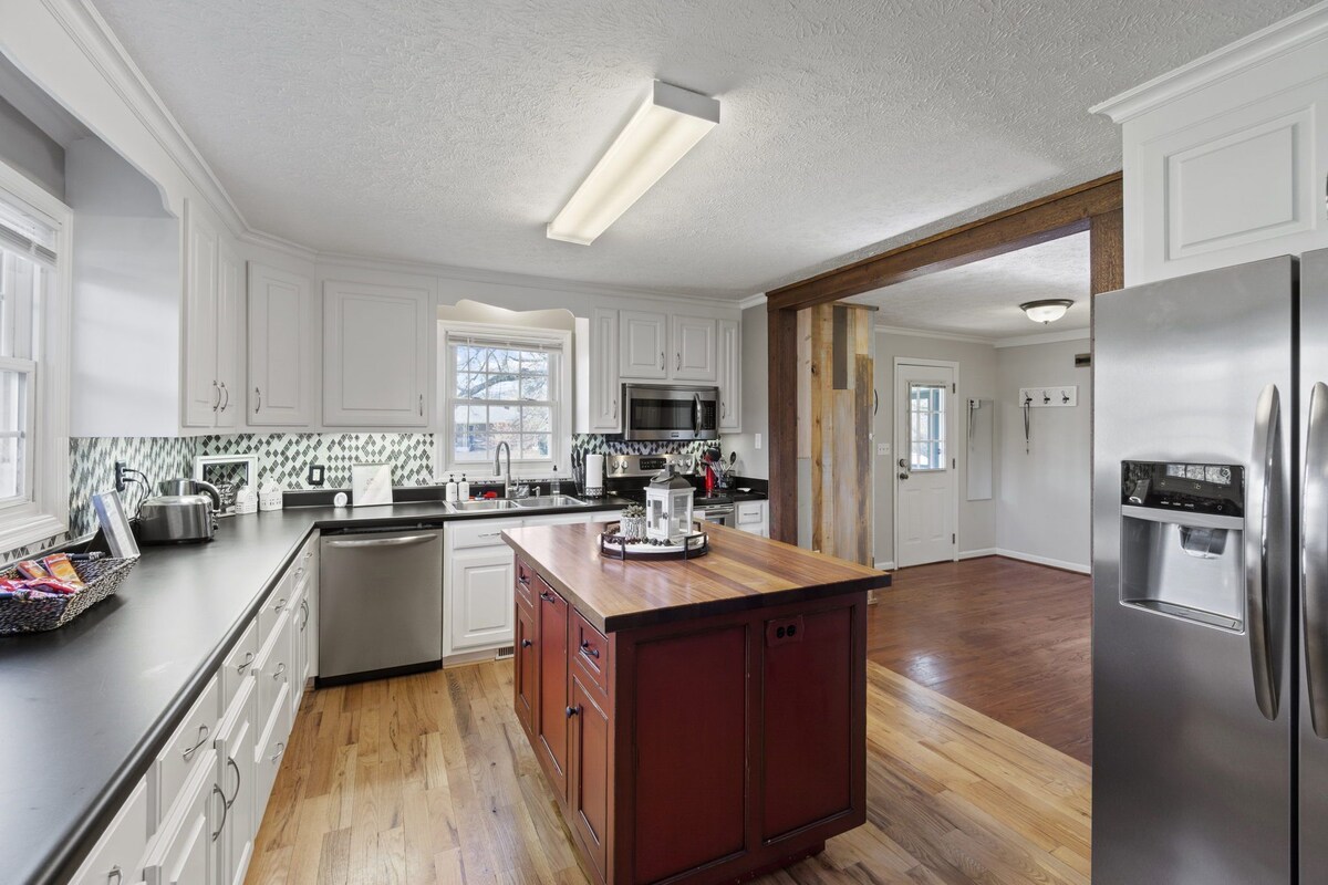 Photo 7 of Travelers Rest Pet-Friendly 3BR, Porch & Grill