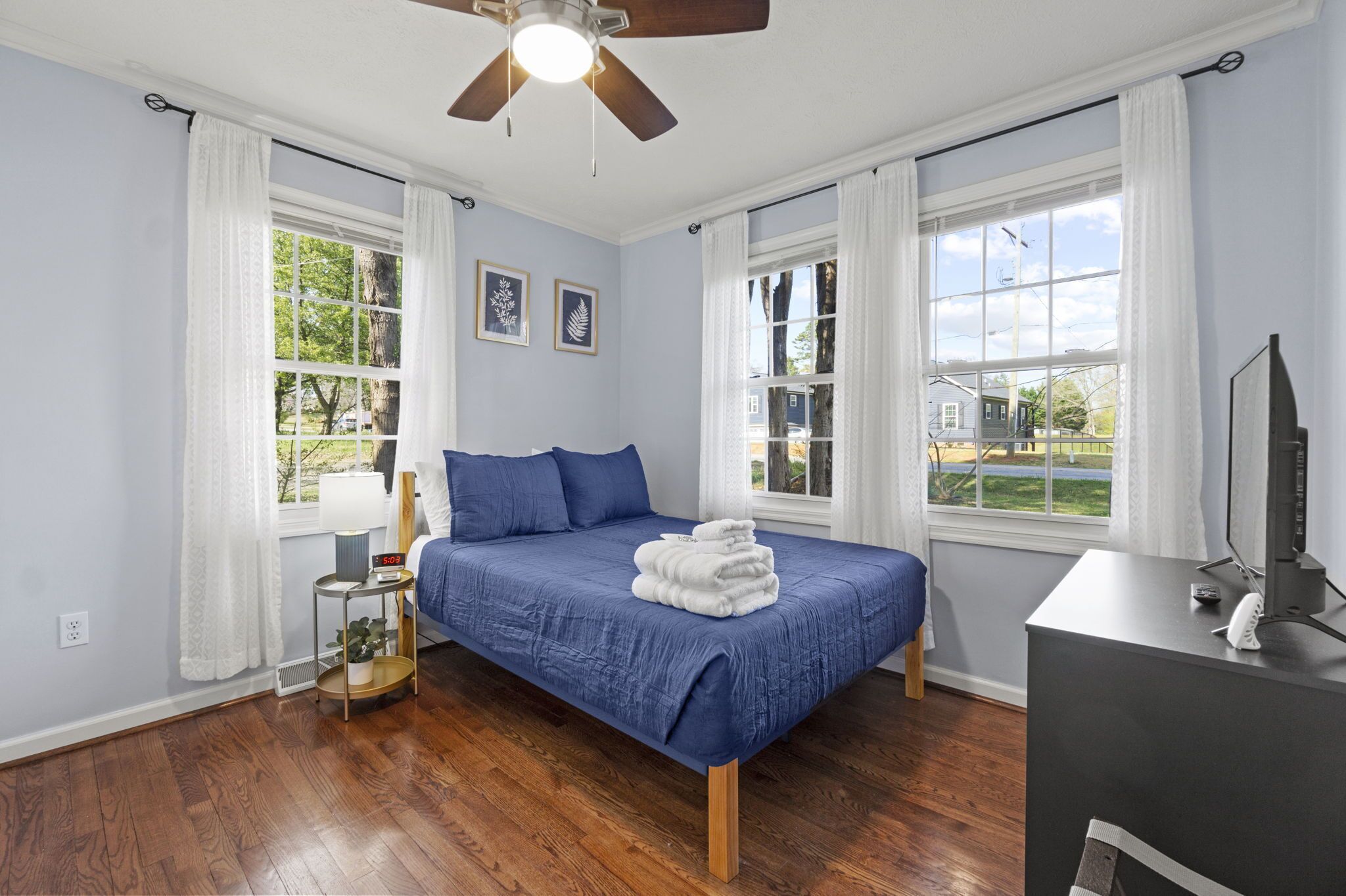 3 soverom, skrivebord, strykejern/-brett og wi-fi