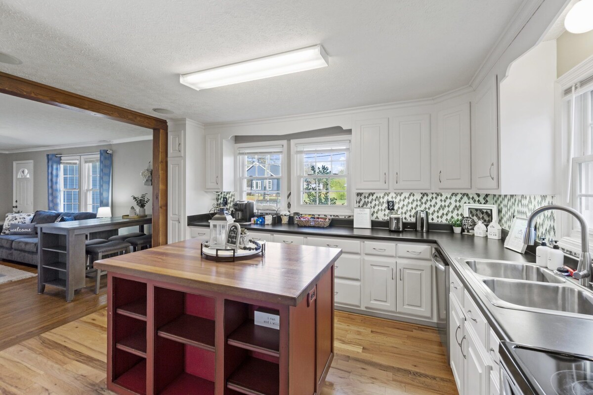 Photo 6 of Travelers Rest Pet-Friendly 3BR, Porch & Grill
