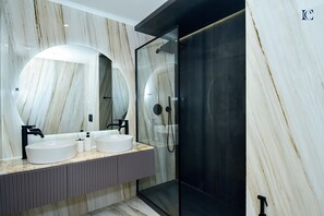 Standard Apartment | Bathroom | Rainfall showerhead, bathrobes, towels - Charming 3BR Apt in JBR Beach -SADAF (Dubai)