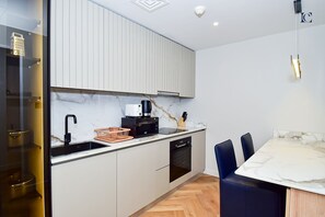Appartamento Standard | Cucina privata | Frigorifero con congelatore, microonde, forno, tostapane