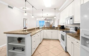 Fridge, microwave, oven, stovetop - The Crescent 315 (Miramar Beach)