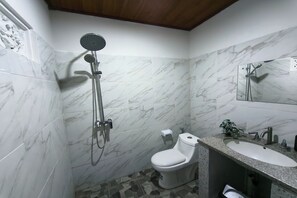 Rom – superior | Bad | Kombinert dusj/badekar, regndusjhode, håndklær og såpe