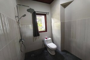 标准套房 | 浴室 | 淋浴/盆浴组合、大花洒淋浴喷头、毛巾、肥皂