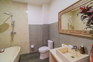 Rom – deluxe | Bad | Kombinert dusj/badekar, regndusjhode, håndklær og såpe