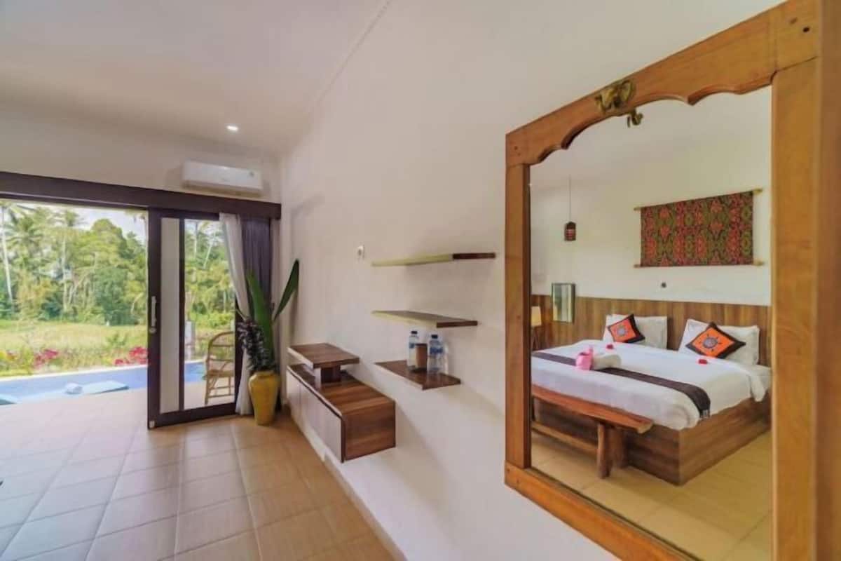 Desk, laptop workspace, WiFi (free), bed sheets