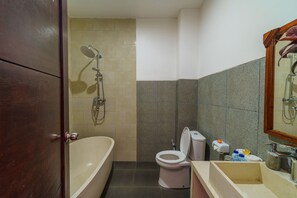 Chambre Deluxe | Salle de bain | Ensemble douche/baignoire, douche à « effet pluie », serviettes fournies