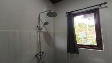 Suite Standard | Bagno | Doccia, soffione a pioggia, set di cortesia gratuito, pantofole
