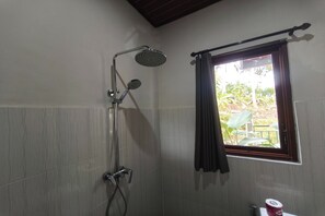 جناح عادي | حمام | وحدات دش مع أحواض استحمام، دُش غزير، مناشف، صابون