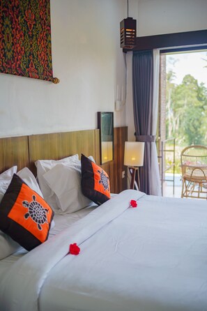 Minibar, skrivebord, skrivebord for bærbar PC og wi-fi (inkludert)