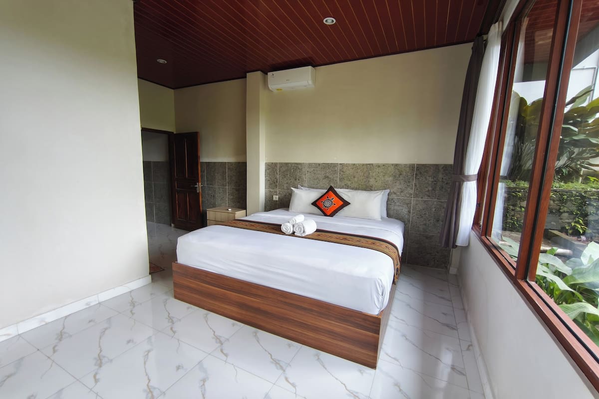 Standard Suite | Desk, laptop workspace, WiFi (free), bed sheets