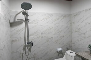 غرفة سوبيريور | حمام | وحدات دش مع أحواض استحمام، دُش غزير، مناشف، صابون