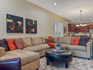 Smart TV, video library, offices, computer monitors - Seville 4 beds + Office and Heated Pool, Fire Pit! 30 Night Min. (Gilbert)