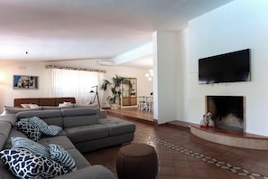 Villa Standard, 6 chambres, balcon (Villa Nice Dream With Pool And) | Aire de séjour | Téléviseur à écran plat