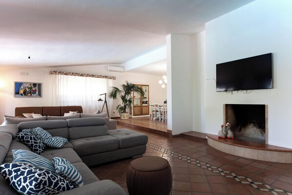 Villa estándar, varias habitaciones (Villa Nice Dream With Pool And) | Área de sala de estar | Televisión de pantalla plana de 21 pulgadas con canales por cable 