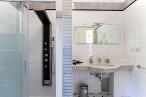 Standard-Villa, Mehrere Schlafzimmer (Villa Nice Dream With Pool And) | Badezimmer | Badewanne und Dusche (separat), Haartrockner, Bidet, Handtücher