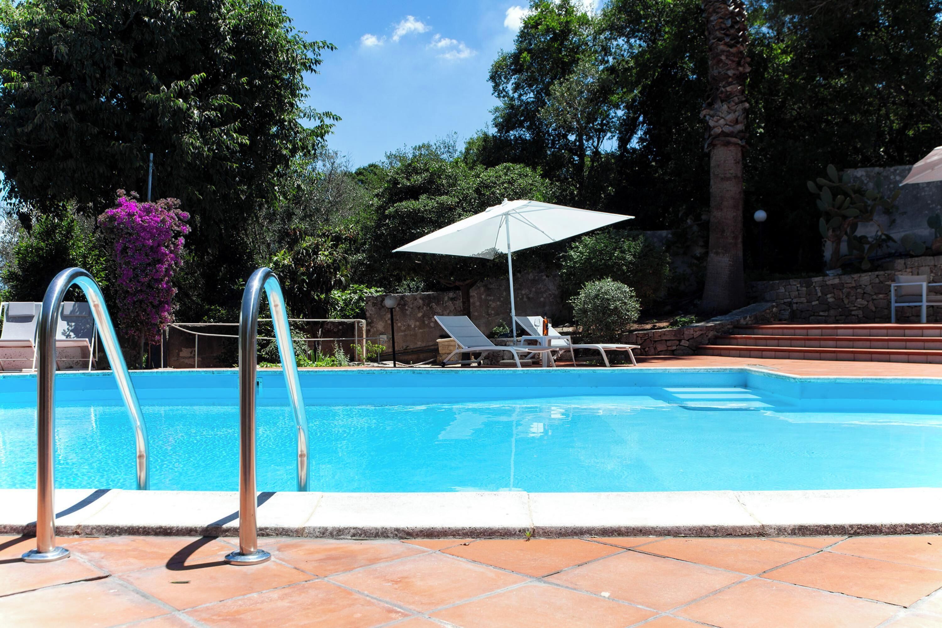 季节性开放的室外游泳池