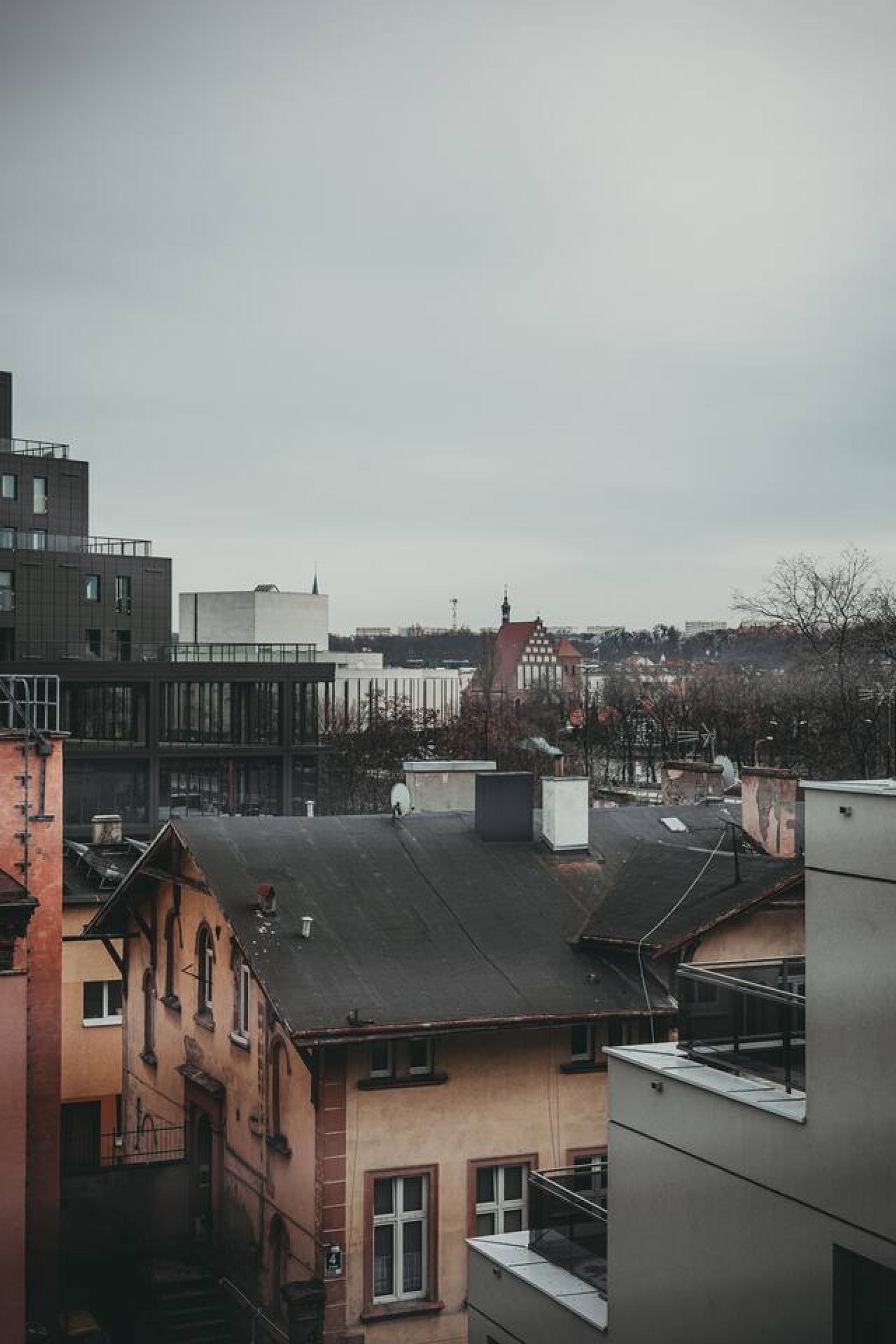 Una veduta di un paesaggio urbano con diversi edifici, tra cui un mix di architettura moderna e tradizionale.