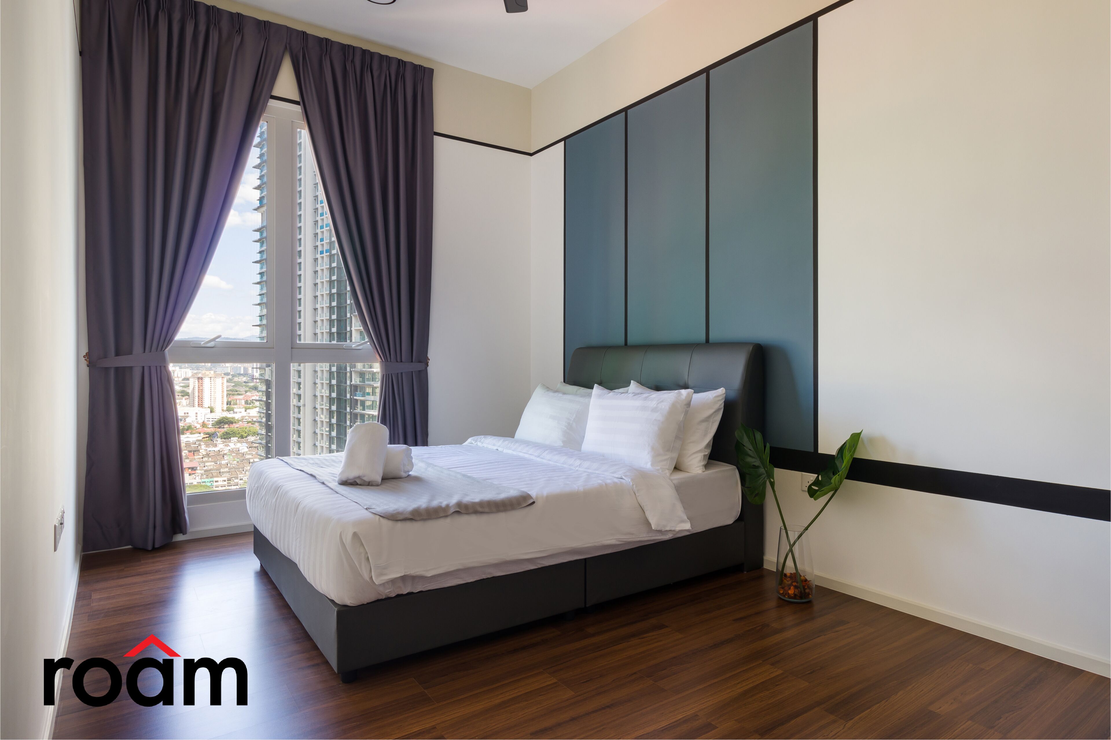 Suite familiar, vista a la ciudad | Escritorio, cortinas blackout y tabla de planchar con plancha 