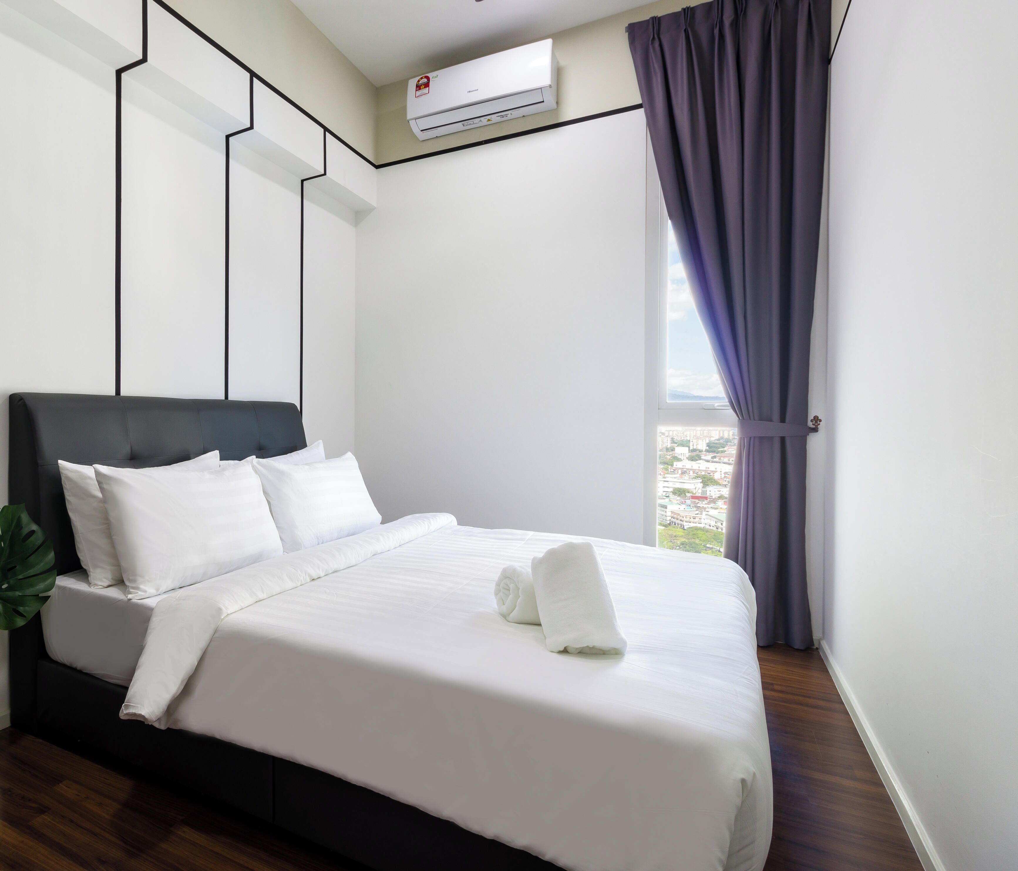 Escritorio, cortinas blackout y tabla de planchar con plancha 