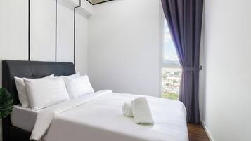Escritorio, cortinas blackout y tabla de planchar con plancha