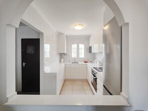 Kjøleskap, mikrobølgeovn, ovn og kaffetrakter/tekoker