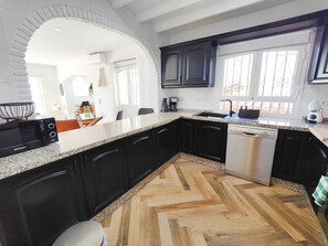 Kühlschrank, Mikrowelle, Ofen, Geschirrspüler