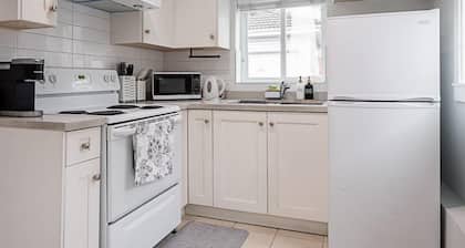 Cozy renovated 2br laneway home