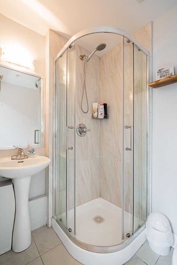 Dutxa, assecador de cabells, tovalloles i sabó