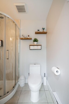 Dutxa, assecador de cabells, tovalloles i sabó