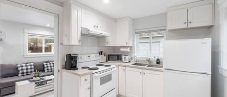 Réfrigérateur, four à micro-ondes, un four, surface de cuisson