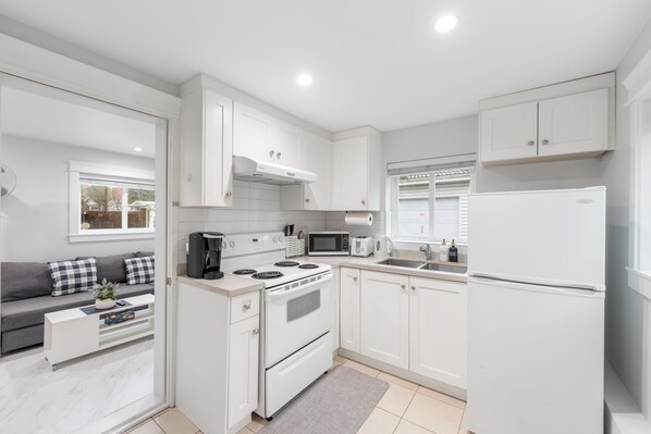 Refrigerador, microondas, horno y parrilla de estufa 