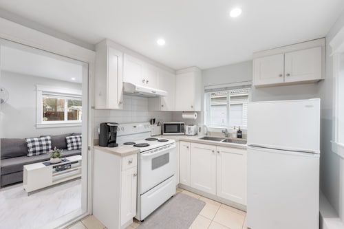 Cozy renovated 2br laneway home