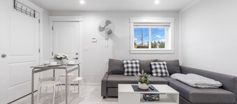 Cozy renovated 2br laneway home