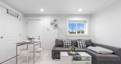 Cozy renovated 2br laneway home