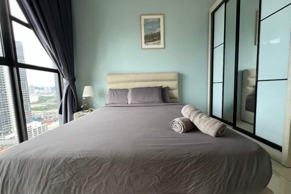 1 bedroom, hypo-allergenic bedding, desk, iron/ironing board